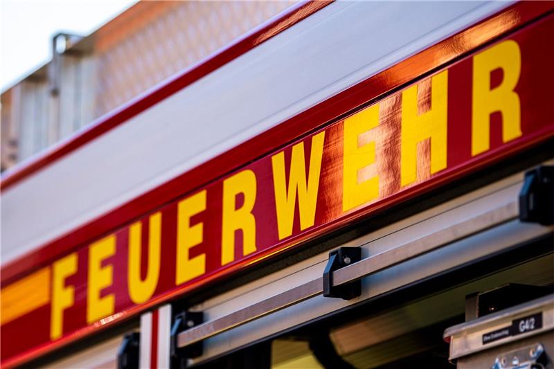 Brand in Wandsbeker Autowerkstatt löst NINA-Warnmeldung aus Auf dem Einsatzfahrzeug ist in gelber Farbe der Schriftzug «Feuerwehr» zu lesen.