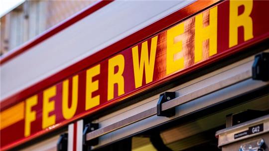 Auf dem Einsatzfahrzeug ist in gelber Farbe der Schriftzug «Feuerwehr» zu lesen.