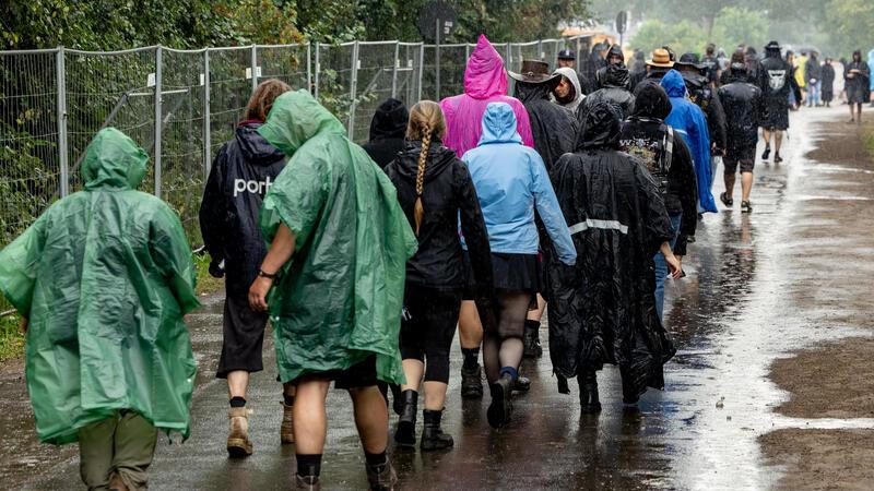 Am Ende kam doch noch der Regen nach Wacken – Polizei ermittelt wegen Nazi-Parolen Auf dem Festival in Wacken geht es nach Polizeiangaben überaus friedlich zu.