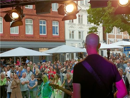 Auf dem Fischmarkt heizte die Band Amarock dem Publikum mit sattem Sound kräftig ein. Foto: Bisping