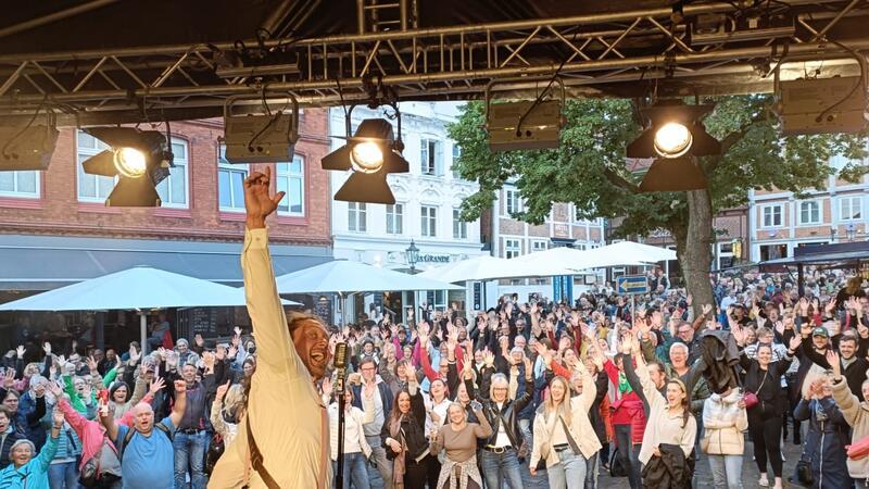 Auf dem Fischmarkt heizten die "Pocket Rockets" dem Publikum ein.