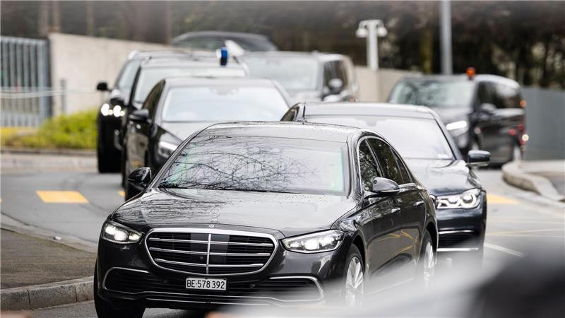 Auf dem Flug von Moskau nach Genf musste die Moskauer Delegation laut russischen Staatsmedien einen mehr als achtstündigen Umweg in Kauf nehmen.