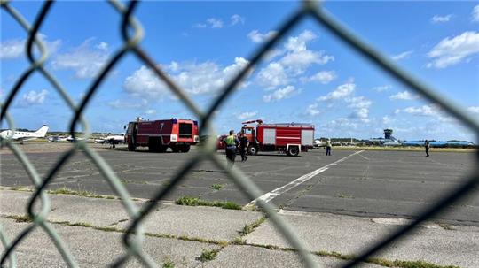 Auf dem Flughafen Sylt haben sich zwei Klima-Demonstratinnen der Letzten Generation kurzzeitig auf dem Rollfeld festgeklebt.