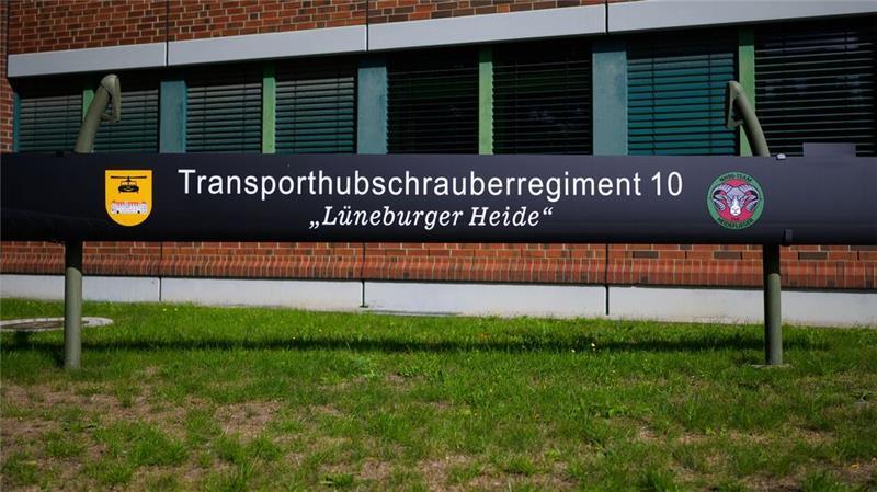 Ziviler Pilot stirbt nach Absturz auf Bundeswehr-Flugplatz Auf dem Flugplatz des Transporthubschrauberregiments 10 der Bundeswehr ist ein Pilot tödlich verletzt worden. Er war mit einer Privatmaschine unterwegs. (Archivbild)