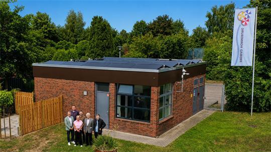 Auf dem Foto ist die neue Photovoltaikanlage auf dem Pumpendach des Freibads Horneburg zu sehen.