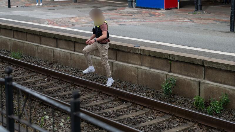 Tödlicher Treppenstoß: 18-Jähriger ist Gefahr für alle Auf dem Foto simuliert ein Polizist die Flucht des mutmaßlichen Täters. (Archivfoto)