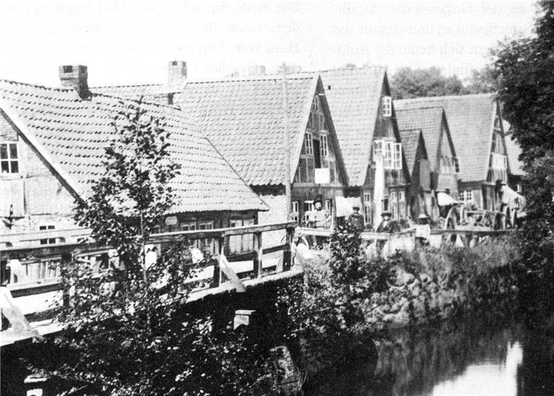 Auf dem Foto von 1904 beweist Moisburg gegenüber vom Amtshaus auf dem Damm eine fast kleinstädtische Anmutung . Neben der Mühle erstrecken sich Handwerkerhäuser.