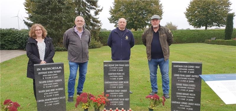 Auf dem Friedhof bei den Gedenkstelen : Heimatforscherin Debbie Bülau und Bürgermeister Gerhard Seba (CDU) mit ihren Gästen (von links) Keith Orton und Thomas Helbig. Foto: Bülau