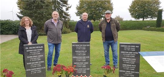 Auf dem Friedhof bei den Gedenkstelen : Heimatforscherin Debbie Bülau und Bürgermeister Gerhard Seba (CDU) mit ihren Gästen (von links) Keith Orton und Thomas Helbig. Foto: Bülau