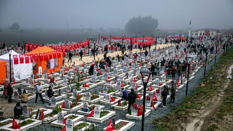 Auf dem Friedhof von Antakya liegen einige der Opfer des Erdbebens vom Februar 2023 begraben.