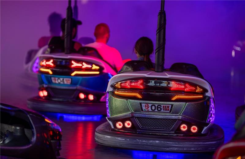 Frühjahrsmarkt startet nächste Woche in Stade Auf dem Frühjahrsmarkt gibt es unter vielen Fahrgeschäften auch Autoscooter. Foto: Lino Mirgeler/dpa