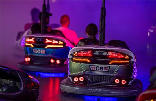 Auf dem Frühjahrsmarkt gibt es unter vielen Fahrgeschäften auch Autoscooter. Foto: Lino Mirgeler/dpa