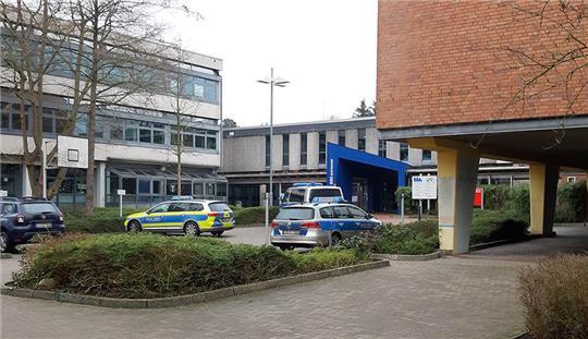 Auf dem Gelände der Berufsbildenden Schulen Buxtehude (BBS) stehen mehrere Streifenwagen. Am Dienstagmorgen hatte es eine Bombendrohung gegeben. Foto: Frank
