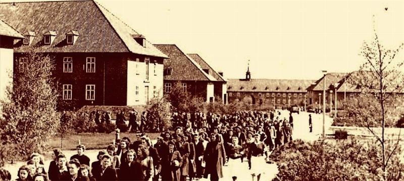 Bombennächte und kampflose Kapitulation Auf dem Gelände der Buxtehuder Kaserne, heute Bertha-von-Suttner-Straße, sind am 22. April 1945 400 Marinehelferinnen auf dem Weg in die britische Kriegsgefangenschaft. Foto Archiv