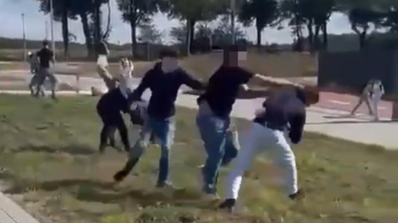 Schlägerei an Stader Oberschule: Polizei ermittelt gegen Jugendliche Auf dem Gelände der Oberschule Stade haben sich kürzlich mehrere Jugendliche brutal geprügelt. Die Polizei ermittelt.