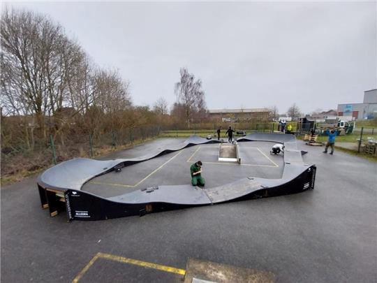 Auf dem Gelände der Skateranlage hinter dem Kinder- und Jugendzentrum Speedy in Horneburg wird ein Pumptrack aufgebaut.