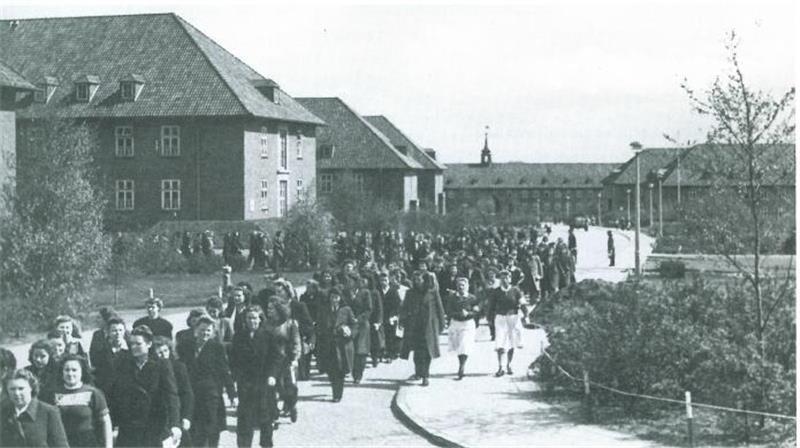 Buxtehude im Zweiten Weltkrieg: Bomben, Flucht und britische Besatzung Auf dem Gelände der ehemaligen Buxtehuder Kaserne, heute Bertha-von-Suttner-Allee, sind am 22. April 1945 insgesamt 400 Marinehelferinnen auf dem Weg in die britische Kriegsgefangenschaft.
