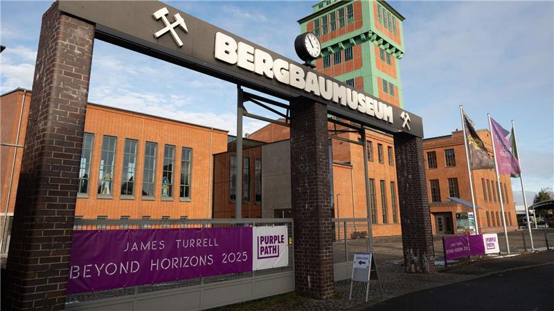 Auf dem Gelände des Bergbaumuseums „Kohlewelt“ hat der US-Künstlers James Turrell sein neues Lichtkunstwerk „Beyond Horizons“ geschaffen. 