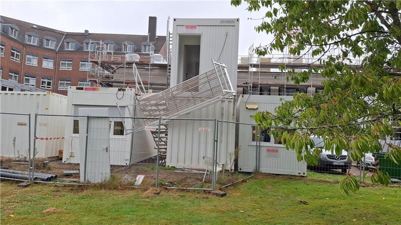 Auf dem Gelände des Krankenhaus Reinbek ist die Treppe eines zweigeschossigen Baucontainers eingestürzt. Fünf Bauarbeiter wurden verletzt.
