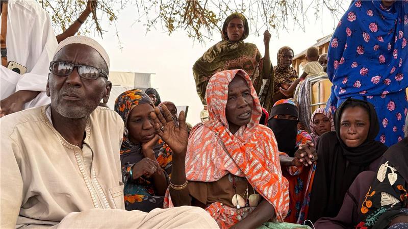 Auf dem Gelände des Roten Kreuzes warten Flüchtlinge aus Darfur in der tschadischen Grenzstadt Adré auf die Weiterfahrt in ein Flüchtlingslager.