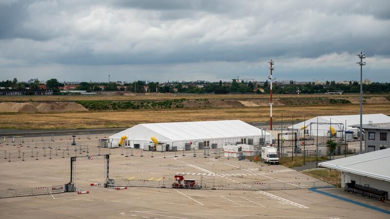 Innenpolitiker beklagen Lücken im Zivilschutz Auf dem Gelände des ehemaligen Flughafens Tegel steht das sogenannte Labor 5000 vom Deutschen Roten Kreuz (DRK). In der Zeltstadt, die mit Bundesmitteln finanziert wurde, können im Notfall bis zu 5000 Menschen leben.