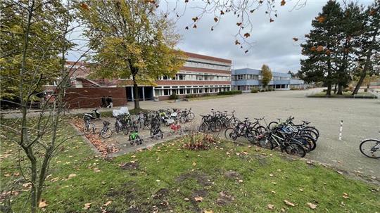 Auf dem Gelände des ehemaligen Schulzentrums Nord wurde 2011 die Integrierte Gesamtschule Buxtehude gegründet. Sie ist mit über 1000 Schülern die größe Schule in Trägerschaft der Stadt.