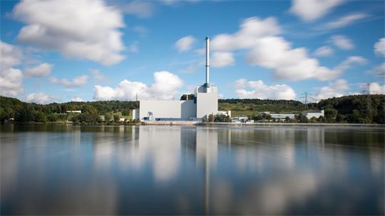 Auf dem Gelände des stillgelegten Atomkraftwerks Krümmel in Geesthacht kann jetzt ein Zwischenlager gebaut werden. (Archivbild)