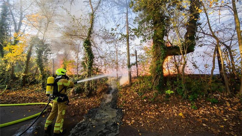 Auf dem Gelände einer Entsorgungsfirma in Hannover sind rund 500 mobile Toiletten in Brand geraten.