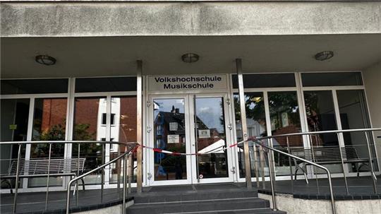 latterband ist vor einer Schule in Wedel gespannt.
