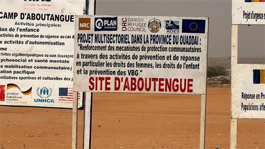 Auf dem Gelände eines Lagers für Flüchtlinge aus dem Sudan im Osten des Tschads stehen die Logos von Hilfsorganisationen, die dort im Einsatz sind. (Archivbild)