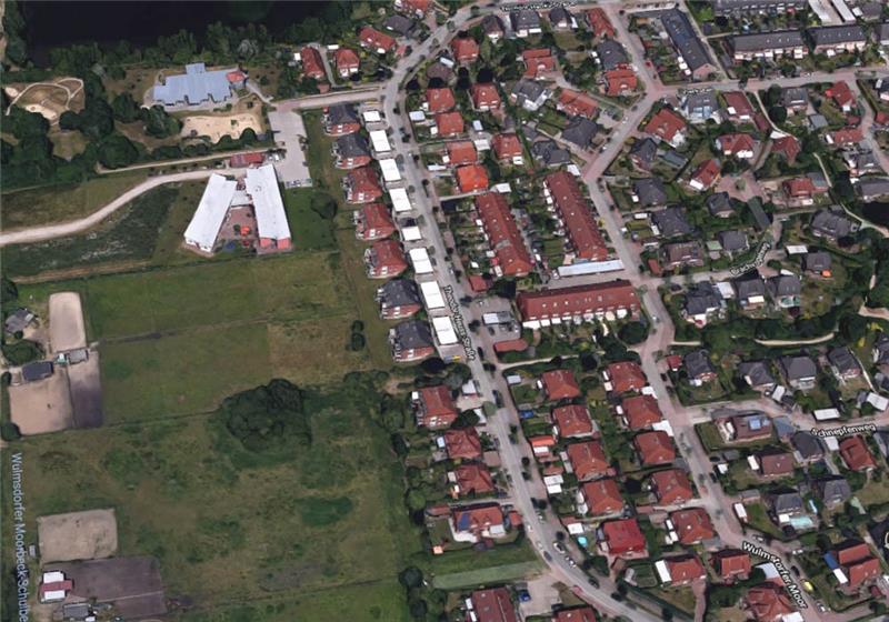 Auf dem Gelände südlich der Kita Fuchsbau (blau) und der Laurens-Spethmann-Häuser (weiße Dächer) soll eine neue Kita in Festbauweise entstehen. Foto: Google Earth