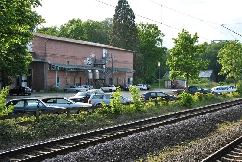 Auf dem Gelände um die stillgelegte Nussfabrik am Bahnhof in Dollern soll Wohnraum entstehen. Foto Lohmann