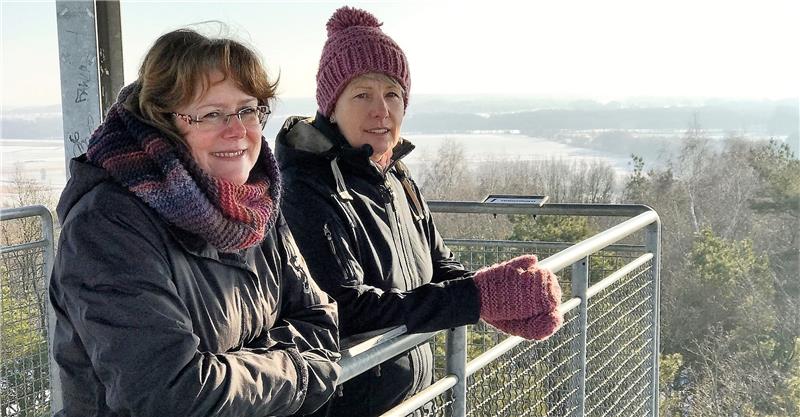 Auf dem Gipfel der höchsten Erhebung im Landkreis Stade genießen Tatjana Detjen (links) und Susanne Riechert den Ausblick vom Gauß-Turm aus 90 Meter Höhe. Foto Lepél