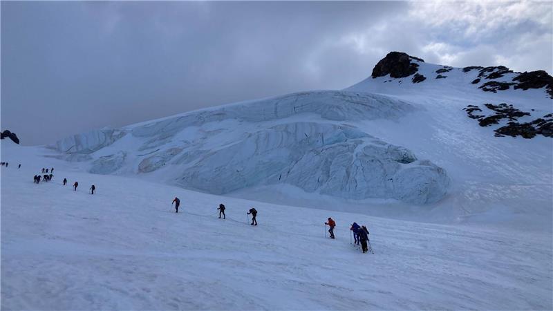 Leichtsinn am Berg: Mit dem Kleiderbügel im Steig Auf dem Gletscher sind Bergsteiger angeseilt unterwegs - andernfalls drohen gefährliche Stürze in Gletscherspalten.