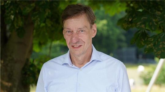Auf dem Grundstück vom AfD-Kreisvorsitzenden Maik Julitz wurde die Scheibe eines Fahrzeugs eingeschlagen, zudem ein Firmenschild beklebt.