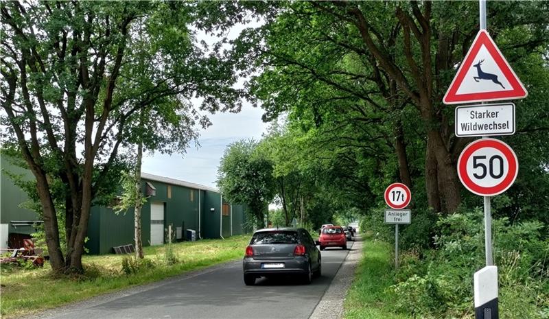 Auf dem Hagener Weg gilt Tempo 50: Viele Autofahrer nutzen die schmale Gemeindestraße, um die B-73-Baustelle zu umgehen. Fotos: Lohmann