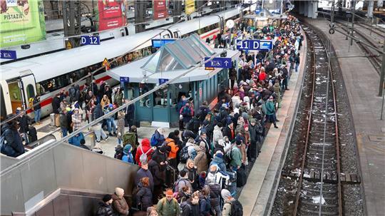 Auf dem Hamburger Hauptbahnhof drängten sich die Menschen.