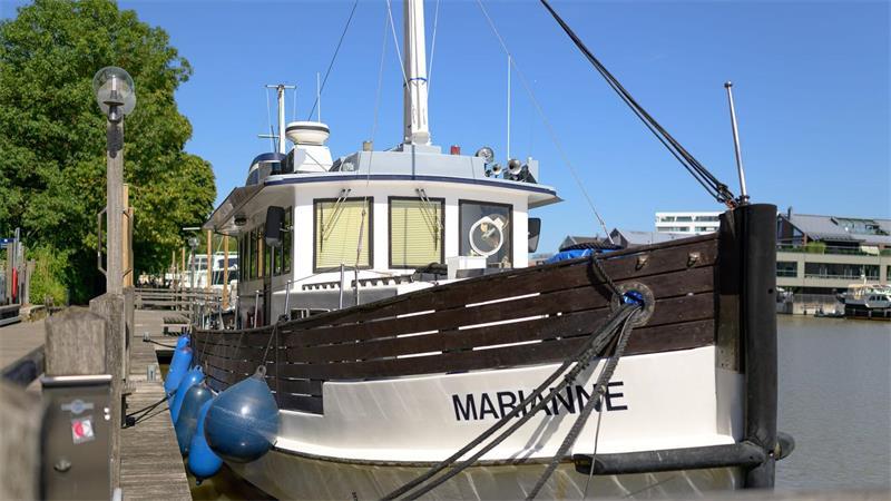 Morden in Leer - Auf den Spuren des „Friesland“-Krimis Auf dem Hausboot „Marianne“ wohnt in der Krimireihe einer der Polizisten.