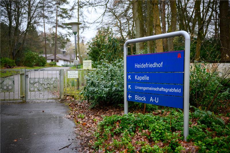 Auf dem Heidefriedhof in Neugraben-Fischbek können von nun an Mensch und Tier gemeinsam bestattet werden. Foto: Walzberg/dpa