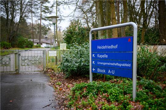 Auf dem Heidefriedhof in Neugraben-Fischbek können von nun an Mensch und Tier gemeinsam bestattet werden. Foto: Walzberg/dpa