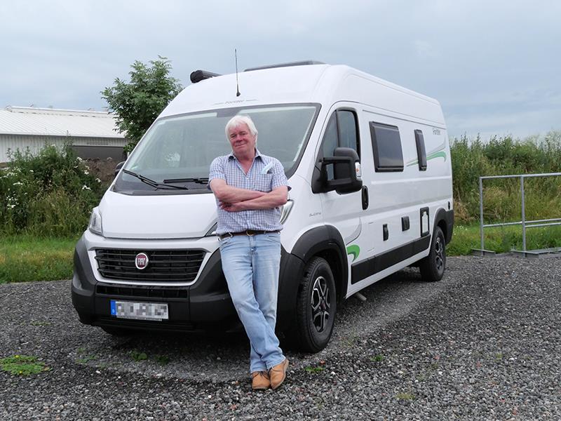 Auf dem Hof des Hauses Ehlers in Lamstedt stehen normalerweise 150 Wohnmobile zum Verkauf. Zurzeit sind es nur 80, weil die Nachfrage so groß ist. „Die Hersteller kommen nicht hinterher“, sagt Verkäufer Gerald Tieleboerger. Fotos: Berlin