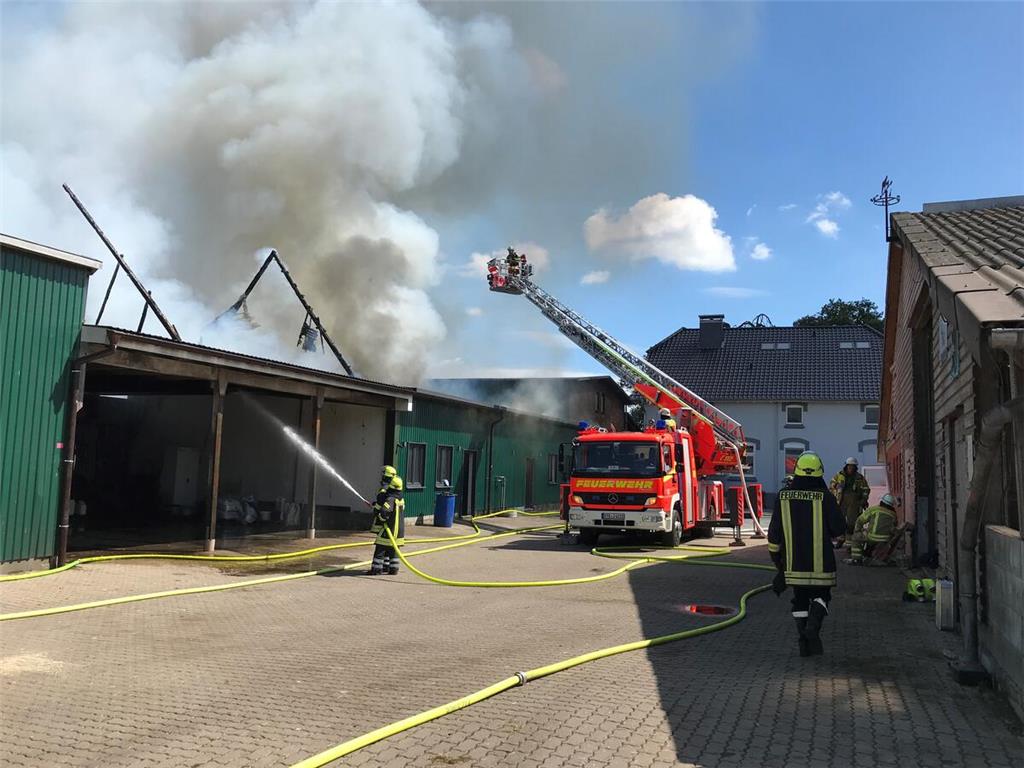 Auf dem Hof hinter der Scheune wurde das Feuer von der Stader Drehleiter aus bek...