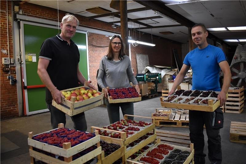 Jeden Morgen geht das Buxtehuder Obst auf Reisen Auf dem Hof von Obstbauer Christoph Brunckhorst (links) und seiner Frau Bettina kümmert Bartek Zarzyck sich um die Belieferung der Marktstände. Fotos: Weselmann