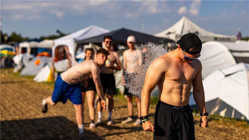 Bäume umgestürzt, Camp geräumt - aber auch Naturschauspiel Auf dem Hurricane kühlten sich diese Jungs mit einer Wasserbombe ab.