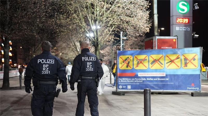 Tausende feiern Silvester - ein Toter bei Böllerunfall Auf dem Jungfernstieg, wo erstmals neben einem Böller- auch ein Waffenverbot galt, verlief der Jahreswechsel laut Polizei ruhig.