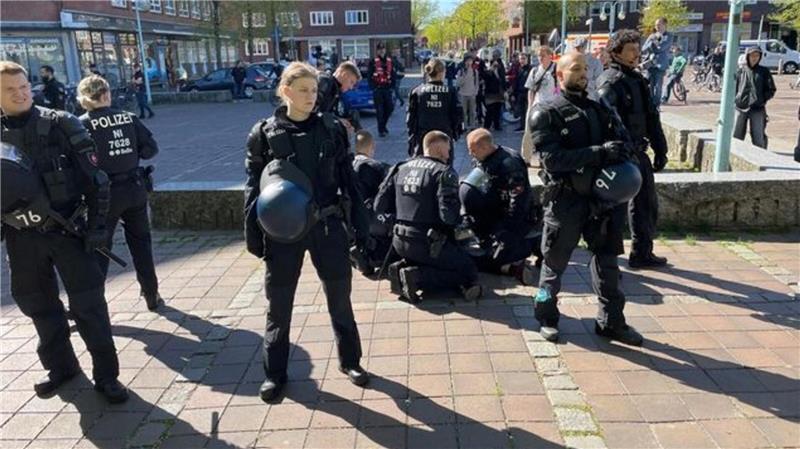 Auf dem Karl-Olfers-Platz kommt es zu einer Festnahme. Die Polizisten bringen eine Gegendemonstrantin zu Boden.