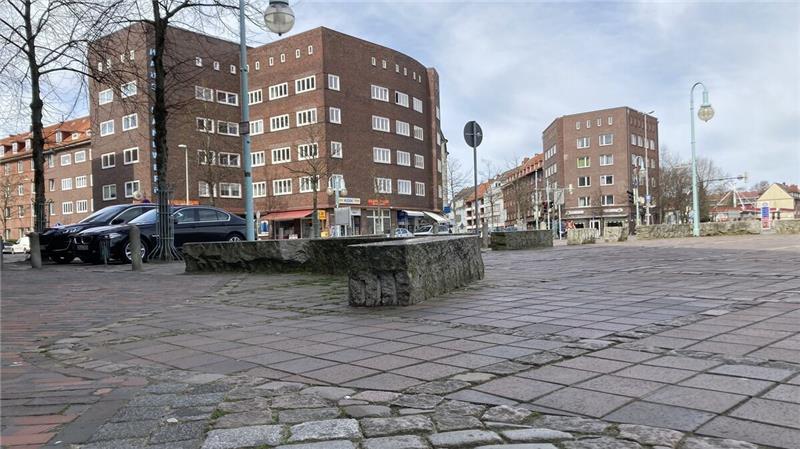 Nach Massenschlägerei in Cuxhaven: Anklage gegen zwei Beschuldigte "Auf dem Karl-Olfers-Platz trifft man sich nicht einfach so": Amtsrichter Stefan Redlin über den für gewöhnlich verwaisten Schauplatz einer im Juni 2021 entbrannten Auseinandersetzung. Foto: Koppe