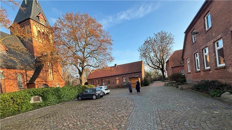 Auf dem Kirchvorplatz vor der heutigen St.-Marien-Kirche in Neukloster hat sich ursprünglich die Kirche aus dem Jahr 1500 befunden. Die andersfarbigen Steine markieren die damaligen Grundmauern.