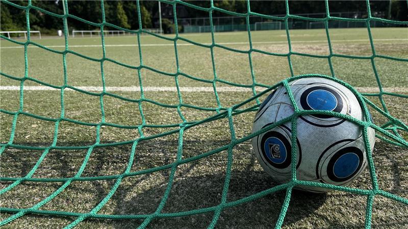 Kosten doppelt so hoch: Kunstrasenplatz im Jahnstadion wird teuer saniert Auf dem Kunstrasenplatz trainieren Fußballer und Footballer. Außerhalb der Vereinszeiten spielen hier aber auch viele Freizeitkicker.