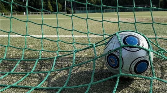 Auf dem Kunstrasenplatz trainieren Fußballer und Footballer. Außerhalb der Vereinszeiten spielen hier aber auch viele Freizeitkicker.